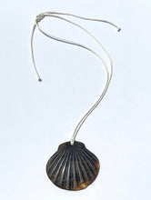 Load image into Gallery viewer, SHELL PENDANT NECKLACE