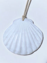 Load image into Gallery viewer, SHELL PENDANT NECKLACE