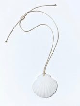 Load image into Gallery viewer, SHELL PENDANT NECKLACE