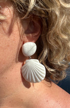 Load image into Gallery viewer, SHELL EARRINGS WHITE