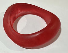 Load image into Gallery viewer, MEDIUM CURVED RESIN BANGLE RED
