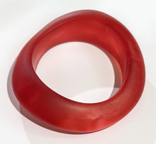 Load image into Gallery viewer, MEDIUM CURVED RESIN BANGLE RED
