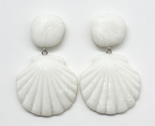 Load image into Gallery viewer, SHELL EARRINGS WHITE
