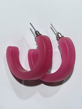 Load image into Gallery viewer, CHUNKY HOOP EARRING PINK
