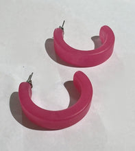 Load image into Gallery viewer, CHUNKY HOOP EARRING PINK
